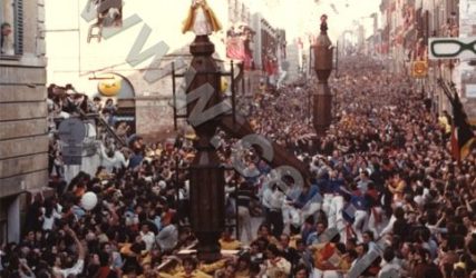 Caduta di S. Giorgio, sul Corso, all'altezza di S. Maria, sulla destra.