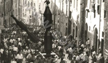 Caduta di S. Antonio sui Consoli all'altezza della torre, sulla destra.